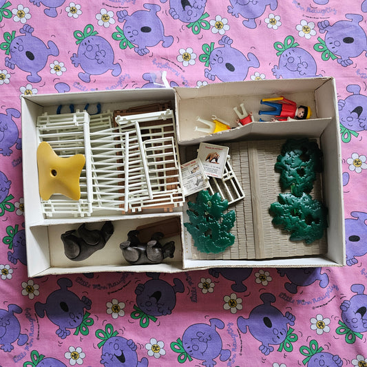 Playmobil Set: #3435 - Bear Cage (1981)